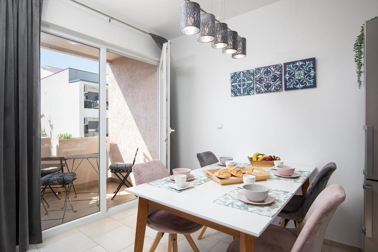 Stylish City Stay With Balcony & Free Parking Pula Exterior photo