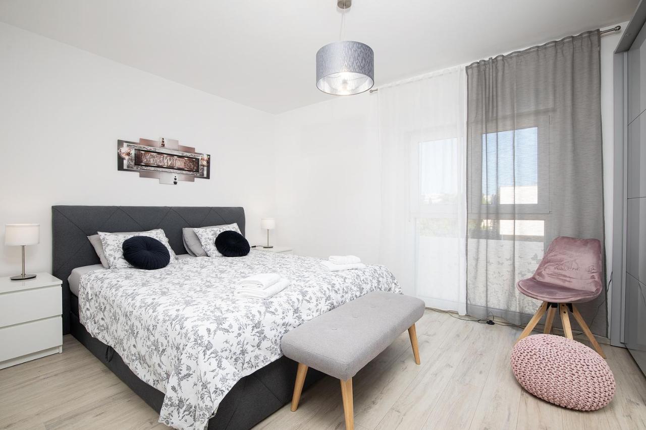 Stylish City Stay With Balcony & Free Parking Pula Exterior photo