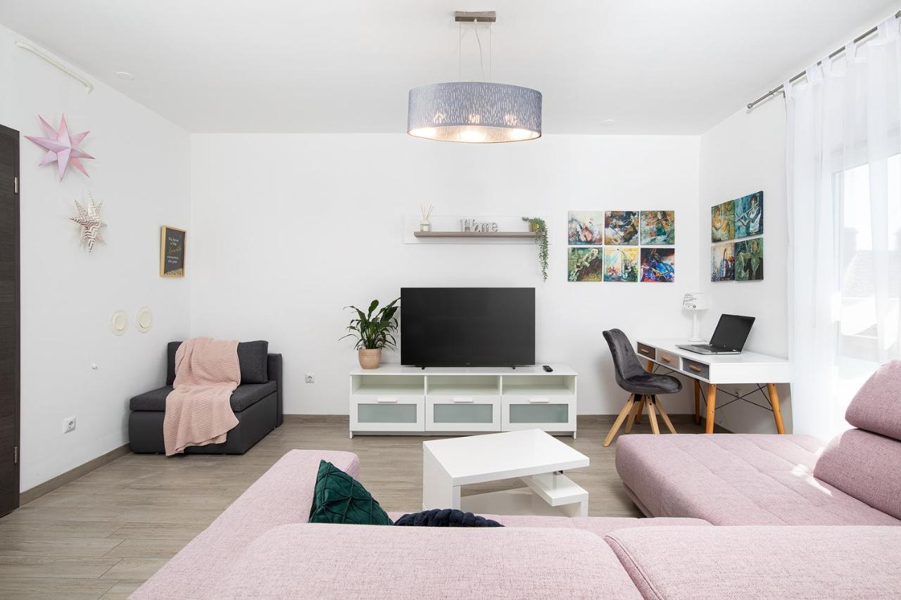 Stylish City Stay With Balcony & Free Parking Pula Exterior photo