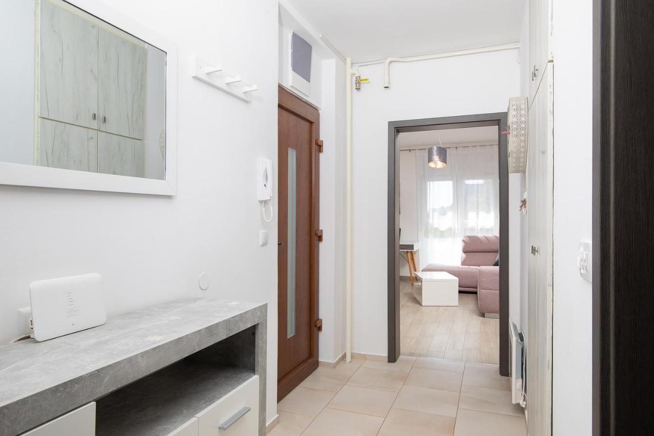 Stylish City Stay With Balcony & Free Parking Pula Exterior photo