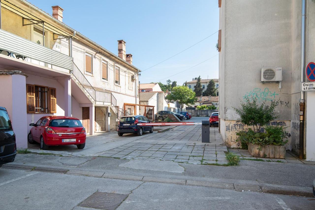 Stylish City Stay With Balcony & Free Parking Pula Exterior photo